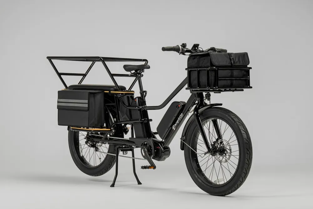 Cargobike Longtail Varia med väskor bak och korg fram