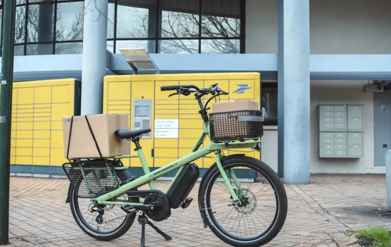 Elcykel parkerad och låst utomhus, illustrerar stöldskydd och försäkring för elcykel