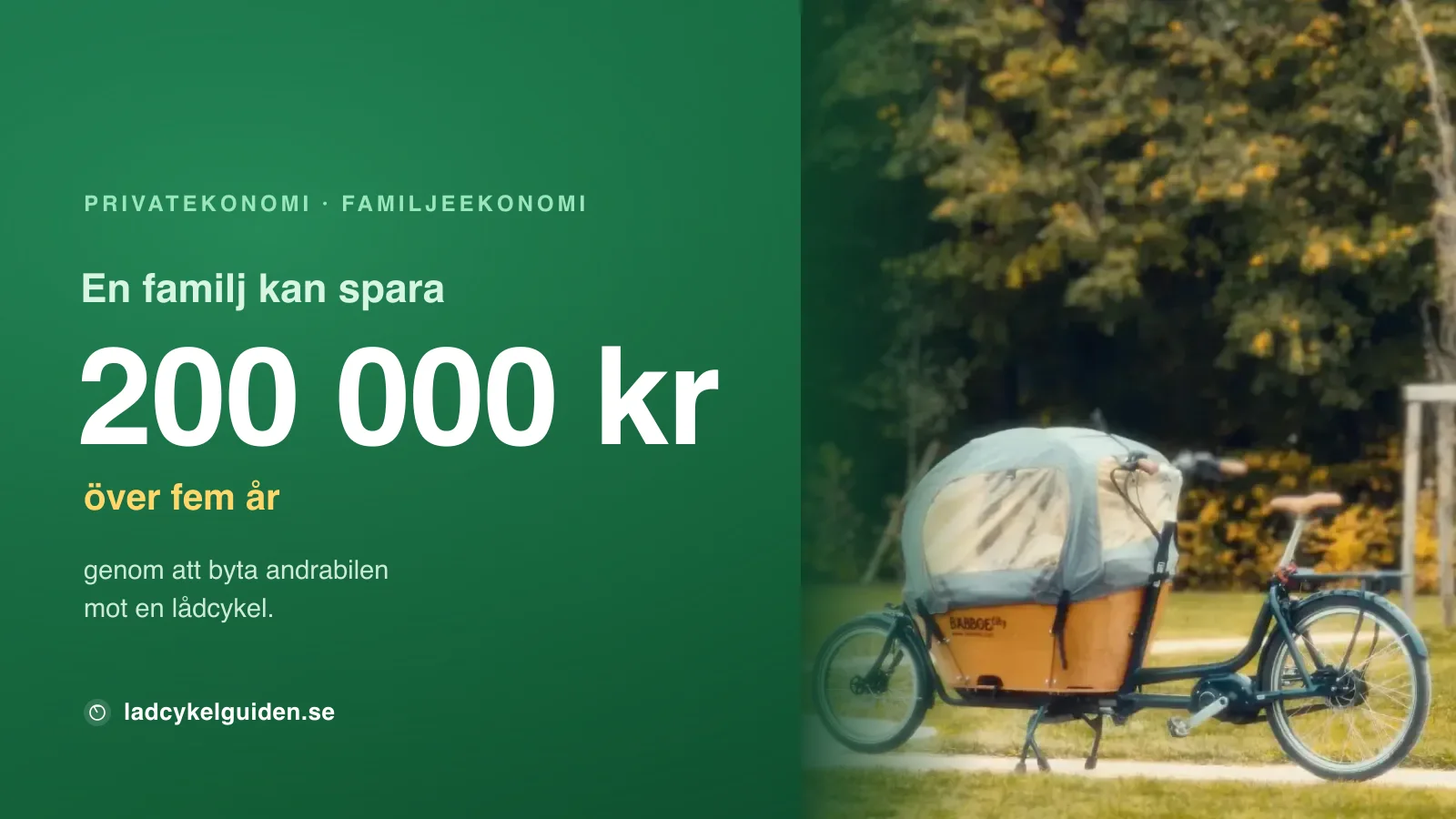 Familj med lådcykel i park, alternativ till andrabilen som sparar runt 200 000 kr på fem år